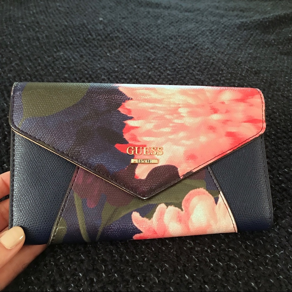 Guess clutch